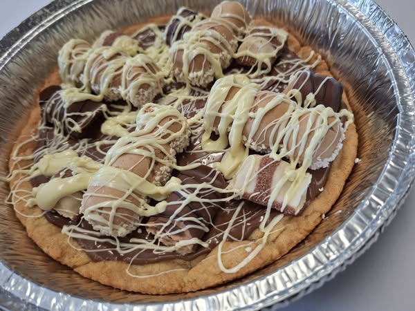Kinder cookie pizza